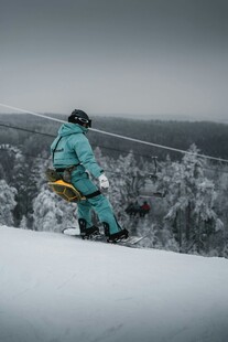 雪地单板滑雪者的潇洒瞬间
