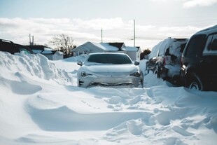 雪后街道被积雪覆盖的车辆