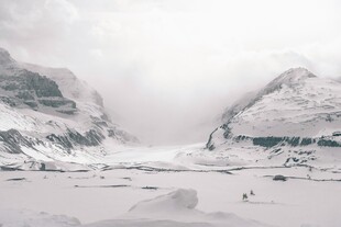 冰雪覆盖的壮丽山脉景观