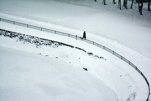 雪地中一人独行的弧形步道
