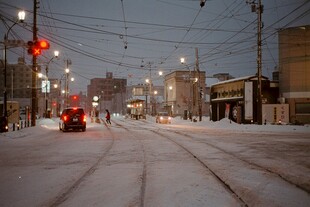 雪天城市街道交通景象