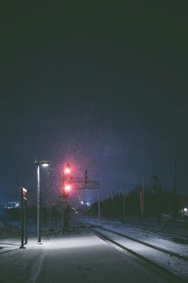 夜晚铁路旁的灯光景象