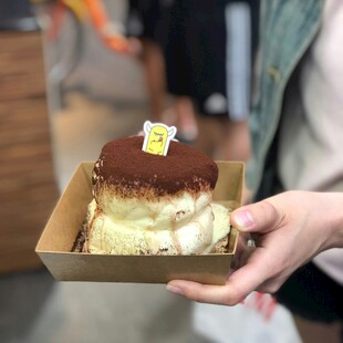 手持美味提拉米苏蛋糕