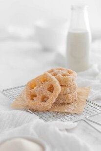 美味酥脆饼干与牛奶相伴