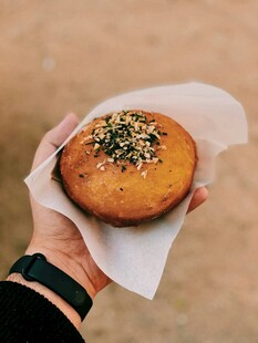 手拿撒料美味圆形糕点