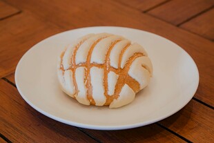 美味条纹糕点摆于白盘