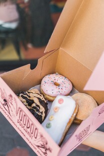 美味多样的盒装甜甜圈