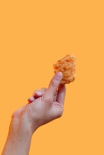 手握着美味炸鸡块