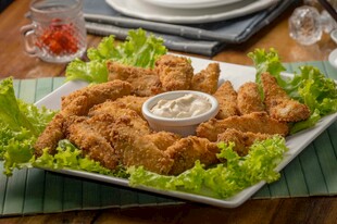 美味炸鸡配蘸酱摆于盘