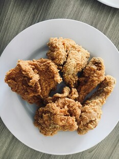 美味香脆炸鸡摆于白盘