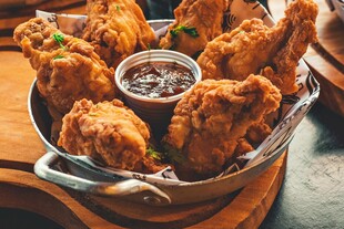 美味香脆炸鸡翅配蘸酱