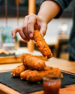 手抓美味炸物诱人瞬间