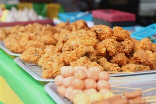 美味炸鸡等小吃摆满桌