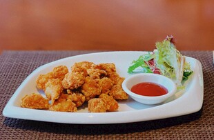 香酥炸鸡配蘸酱与蔬菜
