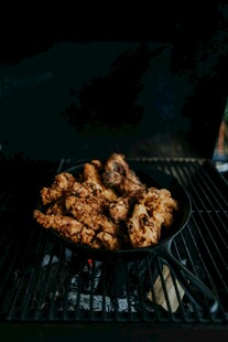 户外烧烤架上的美味烤肉