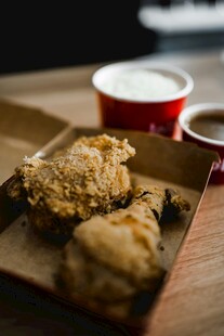 美味炸鸡配小食与饮料