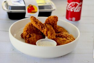美味炸鸡配可乐与蘸酱