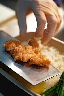 手工制作美味炸物的瞬间