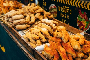 多样美味炸物展示