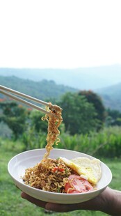 山间手持碗中美味拌面