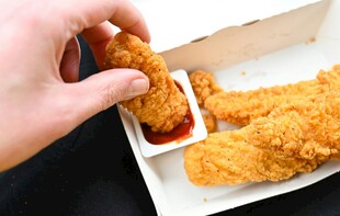 手拿美味香脆炸物