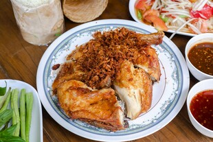 美味炸鸡配多样小菜