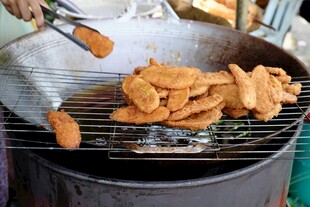 炭火烤制的美味炸物