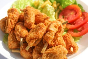 美味炸鸡配新鲜蔬菜