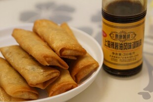 美味炸春卷配酱油