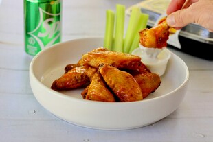 美味鸡翅蘸酱诱人时刻