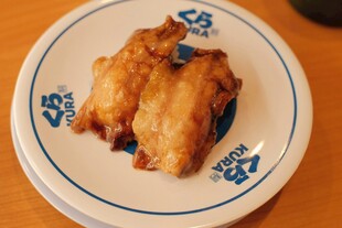 美味炸物摆于蓝纹白盘