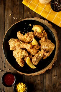 香酥炸鸡配蘸料与水果