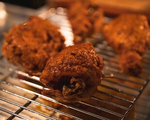 金黄酥脆的美味炸鸡腿