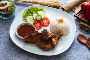 美味烤鸡配饭及蔬菜