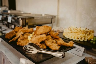 自助餐厅的多样炸物美食