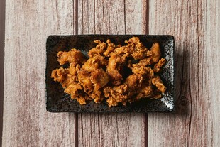 美味炸物摆于黑色方盘