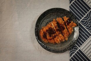 美味煎牛排置于盘中