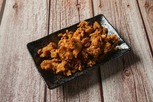美味炸鸡块摆于黑色方盘