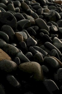 海滩上的鹅卵石景观
