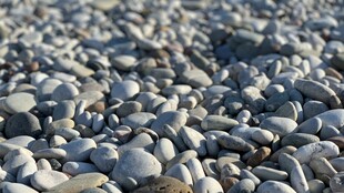 海滩上的细碎鹅卵石
