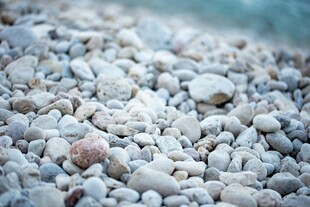 海边细碎鹅卵石景观
