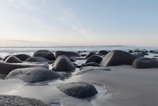 海滩上的圆润石景