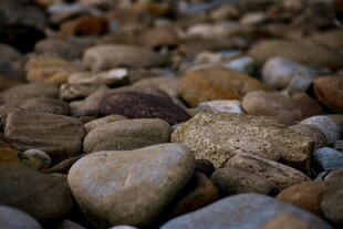 河边多彩鹅卵石特写