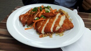 美味香煎鸡排配多彩蔬菜