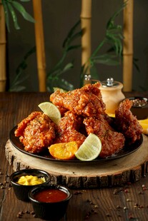 美味炸鸡拼盘配多样蘸料