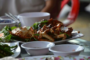 丰盛海鲜菜肴摆桌