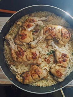 锅中美味鸡肉米饭料理
