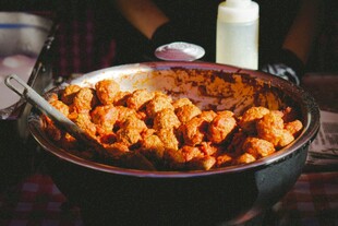 美味锅中炸鸡块诱人