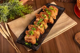 美味烤串摆放在木桌之上