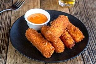 美味炸物配蘸酱